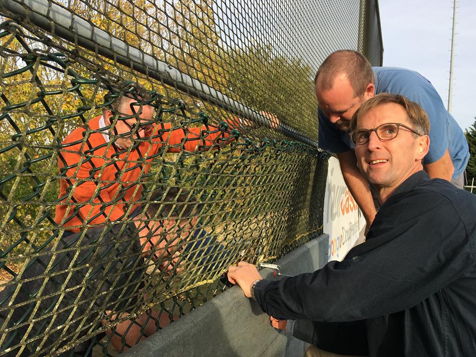 Slagplanken 22 Deze slagplanken kunnen wij voor u monteren, of zoals op de afbeelding te zien is door een paar handige vrijwilligers van de vereniging