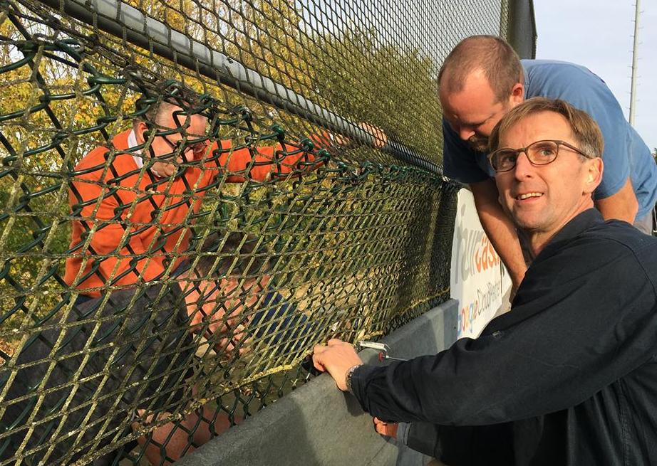 Deze slagplanken kunnen wij voor u monteren, of zoals op de afbeelding te zien is door een paar handige vrijwilligers van de vereniging