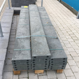 Onze slagplanken worden keurig op een pallet aangeleverd. Afgebeeld de zware regeneraat hockey-slagplanken. Absoluut de beste koop!