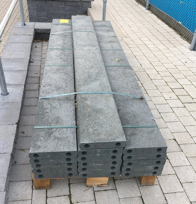 Onze slagplanken worden keurig op een pallet aangeleverd. Afgebeeld de zware regeneraat hockey-slagplanken. Absoluut de beste koop!