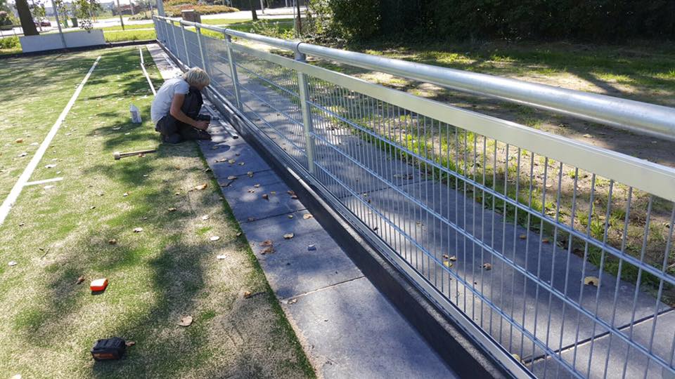 Slagplanken 9 Massieve hockey slagplanken met een dikte van 5 cm. Tevens kunt u voor de afgebeelde veldafscheiding en voor de reclamebord-ophangrails bij ons terecht.