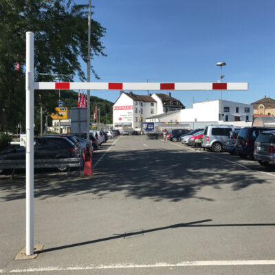 Hoogtebegrenzers met zwenk arm, ideaal als er af en toe zwaar (hoog) verkeer langs moet.