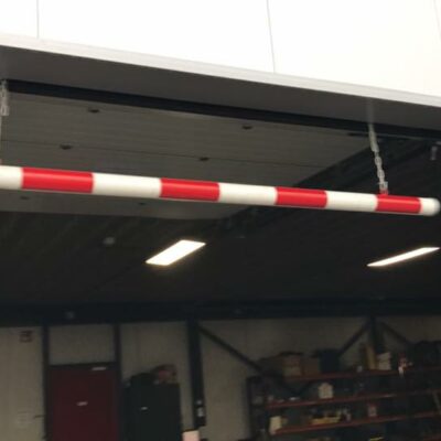 Hoogtebegrenzer van staal rond 89 mm. Wit gecoat met rode reflecterende strepen.
