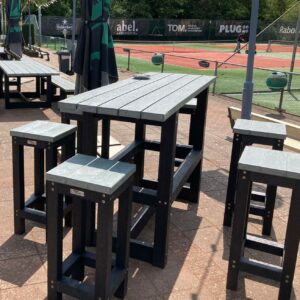 Complete set van 4 krukken en een tafel. Leverbaar in diverse kleuren. Geen onderhoud, geen rot en geen splintervorming.