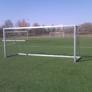 Pupillen voetbaldoelen model JVD145. Een volledig gelast aluminium jeugd voetbaldoel dat zich al op menig sportpark bewezen heeft. Afgebeeld voetbaldoel 5 x 2 meter uit deze serie.