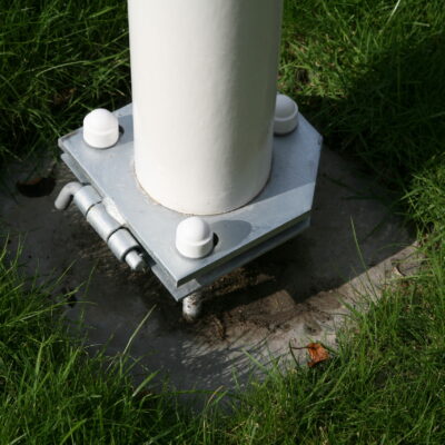 Voor de bevestiging heeft u de keuze uit een grondbuis of de afgebeelde kantelvoet