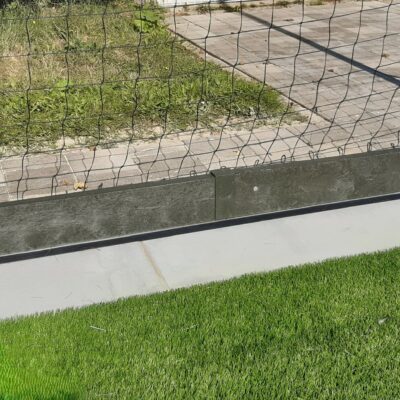 Dankzij de RVS pen-gatverbinding is een sterke en duurzame montage gegarandeerd. De plank is 10 cm hoog en wordt standaard geleverd in een lengte van 300 cm en een breedte van 3 cm.