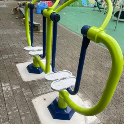 Op aanvraag is dit kinder buiten fitnesstoestel leverbaar in diverse kleuren, passend bij uw speelplein of schoolthema. Kindvriendelijk fitnesstoestel