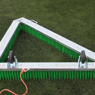 Een ideale baanbezem voor zandgevulde smashcourts (gravel) en kunstgrasbanen.