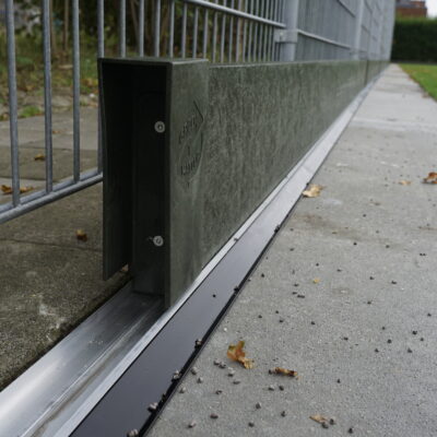 Deze slimme kantopsluiting helpt gemeenten bij het naleven van hun zorgplicht om infill binnen het veld te houden en speelt een actieve rol in het tegengaan van de verspreiding van microplastics in het milieu.