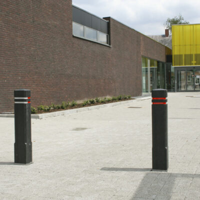 Anti-parkeerpalen met groef en reflectie, dor en door gekleurd en rotvrij. Diamantkoppalen zijn de klassieker in het straatbeeld. Geen rot en geen onderhoud.