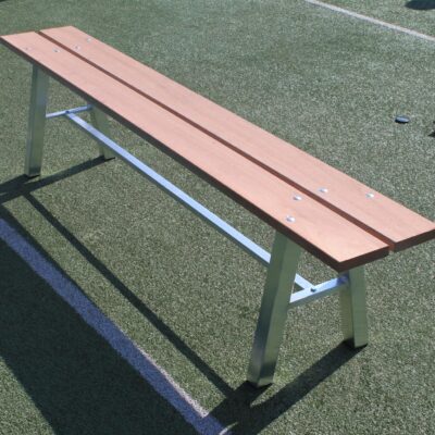 Tennisbanken model Bibi. Duurzaam volledig gelast aluminium onderstel, afgewerkt met FSC-hardhout. Licht van gewicht en zeer, zeer degelijk en duurzaam.