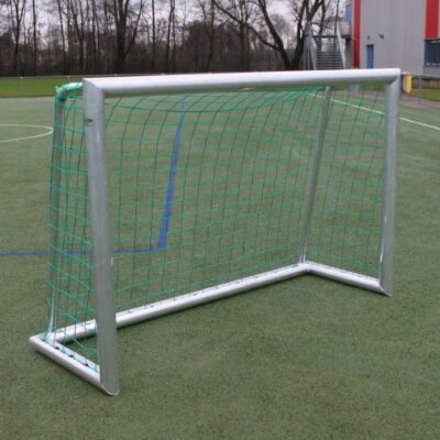 Afgebeeld de 1.8 x 1.2 m uitvoering van deze mini doelnetten, kleur groen. Geknoopt Pe, dus zeer duuzaam.