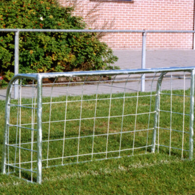 Voetbaldoeltjes model TRD210. Een ideaal en voordelig recreatie voetbaldoeltje voor speel en schoolplein, leverbaar in diverse ral kleuren.