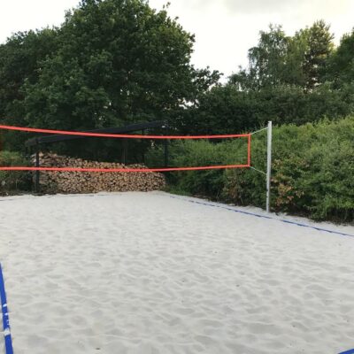 Onze multi-sportpalen. Hier ingezet als strand- volleybalpalen met onze belijningen.
