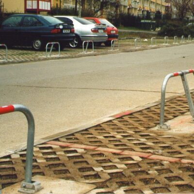 Deze voordelige neerklapbare parkeerbeugels zijn leverbaar in een uitvoering met hangslot en in een cilinderslot-uitvoering