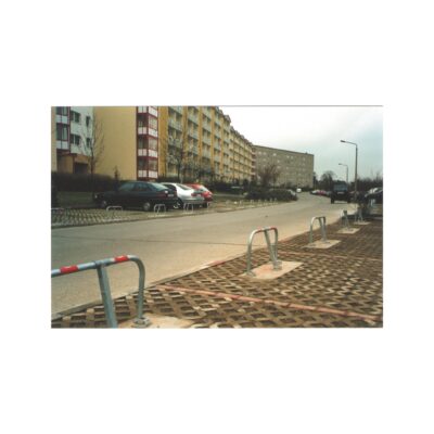 Neerklapbare verzinkt parkeerbeugels. Duurzaam en voordelig, leverbaar met hangslot-sluiting, en cilinderslot-sluiting.