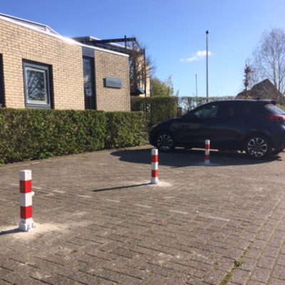 Mini parkeerpalen met driekantslot en sleutel. Ideale bescherming van u parkeerplaatsen.