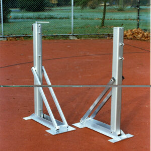 Professionele tennisnetpalen die voldoen aan officiële afmetingen voor enkel- en dubbelspel. Zeer stabiel door slee-ondersteuning.