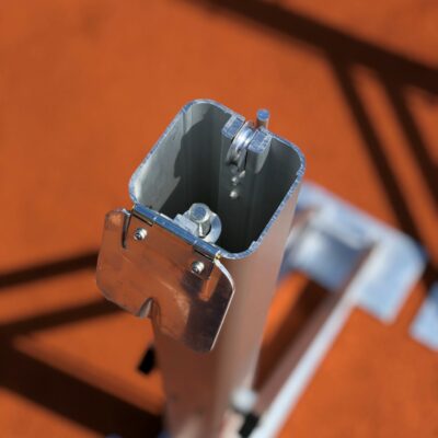 Aluminium tennisnetpalen op slee met kabelschijf. Duurzaam, slijtvast en eenvoudig op te bergen na gebruik.