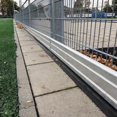 No INfill profielen de ideale kantopsluiting voor kunstgrasvelden met rubberen korrels. In 2 hoogtes leverbaar. Ook te combineren met ons reclamebord ophangsysteem PRO.
