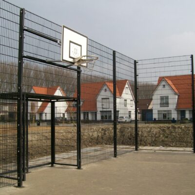 Hier geïntegreerd in een geluidsarme voetbalkooi. Deze voetbaldoel (muur) is leverbaar in diverse kleuren en diverse afmetingen voetbaldoelen.