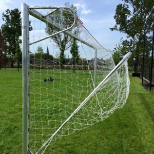 Opklapbare grondbeugel voor vaststaande jeugdvoetbaldoelen 5 x 2m. Ook wel maaibeugels genoemd.