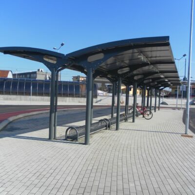 Fietsoverkapping Laura. Ipv de dubbele uitvoering is hier gekozen om 2 enkelzijdige tegen elkaar te plaatsen om een overspanning van 5 meter te verkrijgen.