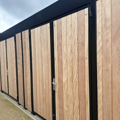 Afbeelding van de gesloten Timber fietsoverkapping met hoogwaardige afwerking. Bescherming tegen regen en diefstal, leverbaar vanaf 3 meter en in diverse RAL-kleuren.
