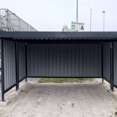 De achterwand bij een dubbele uitvoering naar achteren gezet, waardoor er een 4 meter diepe overkapping ontstaat. Veelzijdige toepassingen: Geschikt als fietsoverkapping, materialenopslag, rokersoverkapping, of containeroverkapping.