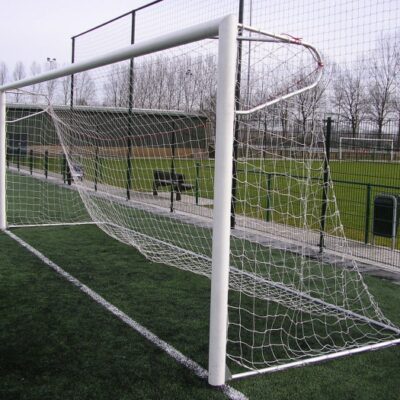 Losse P beugels voor onze aluminium voetbaldoelen. Complete set met schoren.