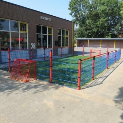 Pannaveld Basic 5 x 9 meter. Hier uitgevoerd in vrolijke kleuren en een kunstgras speelvloer.