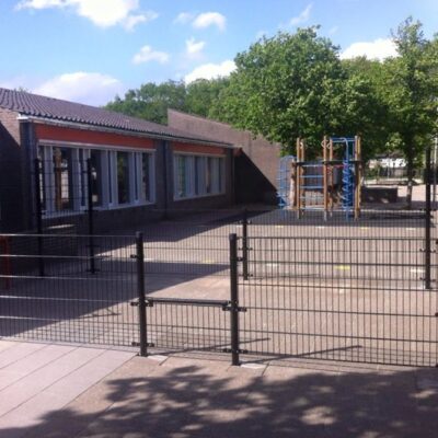 Pannaveld PS50, zonder leunprofielen. Zwart gecoat en signaal rode doeltjes. Ideaal voor bijvoorbeeld basis-scholen