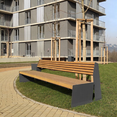 Design parkbank Vega met rugleuning in de 3 meter uitvoering. Een aanwinst voor de buitenruimte. Lasergesneden staal met duurzame FSC hard houtenzitting en leuning.