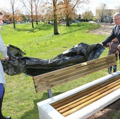 Parkbank Linea. De onthulling in Ede als gedenk parkbank.