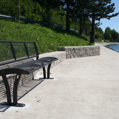 Onze fraaie parkbank model Tauri Color in een diepzwarte (ral 9005) uitvoering