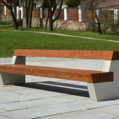 Een ideale parkbank voor jong en oud. Twee zware betonsteunen met massieve verlijmde houten zitting en leuning met zitmogelijkheid bovenop de leuning.