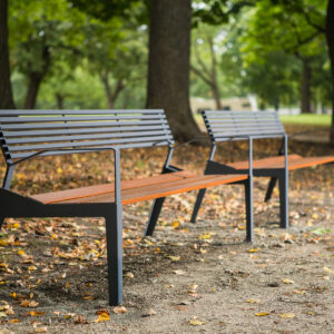 De uitvoering in hout/staal met rugleuning en zijleuningen. Parkbank model Babia, elegantie en duurzaamheid voor een messcherpe prijs.