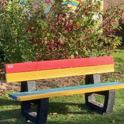 Kleurrijk, duurzaam en onderhoudsvrij: De Regenboog-bank is ideaal voor elke buitenruimte. Deze staat in Raalte