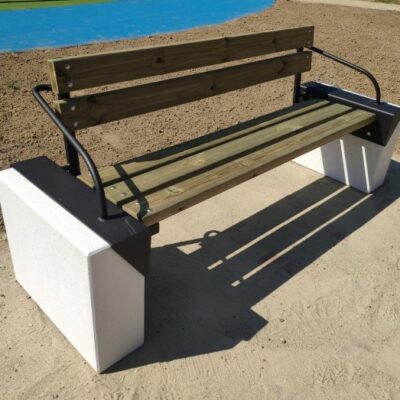 Parkbank Cipro, door de betonsteunen ook ideaal vrijstaand te plaatsen. Diverse afwerkingen mogelijk