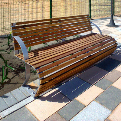 Parkbank model Contour in een fraaie kersen-uitvoering. Ook als parkbank zonder rugleuning leverbaar.