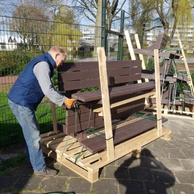 De aanlevering van 5 van deze zeer degelijke, duurzame en voordelige parkbanken bij Speeltuinvereniging Capelle-SchollevaarSpeeltuin "Rollebollebos"