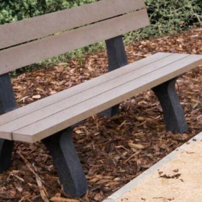 Onze parkbank model Porto in de beige uitvoering van het kwaliteitsmerk Govaplast. Duurzaam zitcomfort meer een bijzonder scherpe prijs. Geen rot, geen onderhoud, geen splinters en door en door gekleurd.