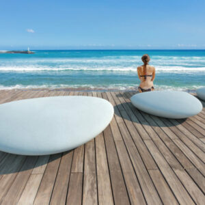 Onze design zitbank  voor de buitenruimte model Precious. Ontwerp gebaseerd op aangespoelde stenen op het strand.