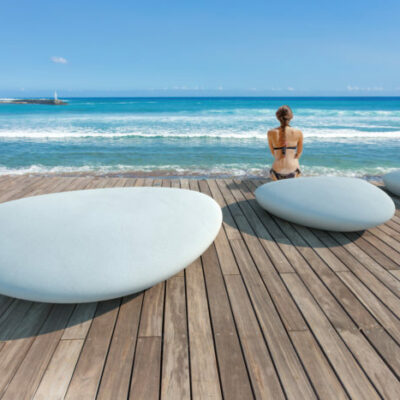 Onze design zitbank voor de buitenruimte model Precious. Ontwerp gebaseerd op aangespoelde stenen op het strand.