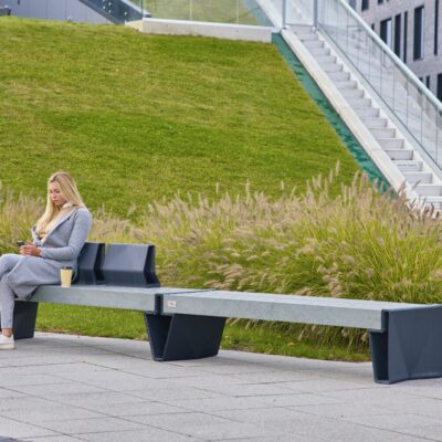 Parkbank Prisma breed in de kleur grijs. Lengte 360cm met 2 rugleuningen.
