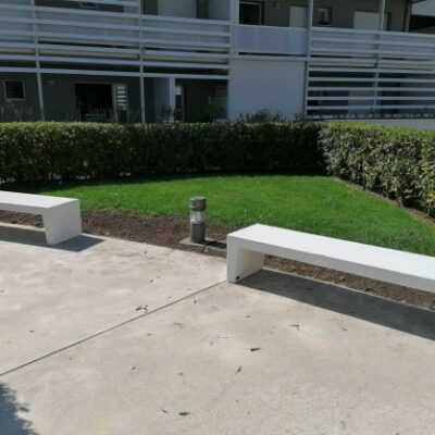 Fraai minimalisme. Parkbank Versilia, hier afgebeeld de volledig betonnen uitvoering, maat ook met een houten zitting leverbaar. De ultieme duurzaamheid.