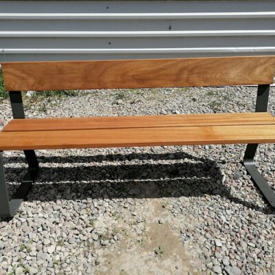 Duurzaam hardhout afgewerkt met olie, diverse kleurafwerkingen mogelijk.