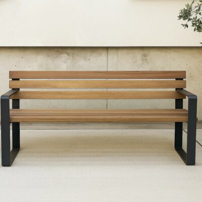 Geniet van luxe comfort met de Parkbank Kambala, gemaakt van FSC-gecertificeerd Kambala hout.