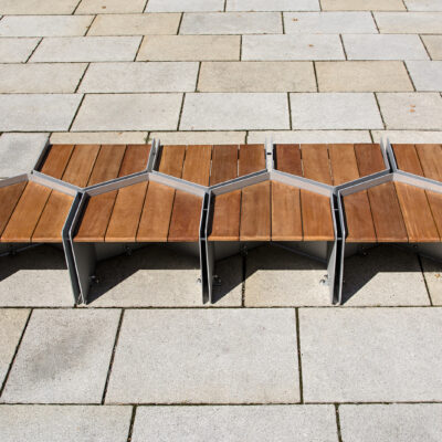 Of u nu een luxe parkbank zoekt voor een stadscentrum, een comfortabele zitplek voor een schoolplein of een stijlvolle bank voor in de tuin, deze stalen designbank cq zitelementen  bieden altijd de perfecte oplossing.